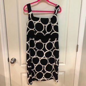 Sleeveless circle print dress with button detail